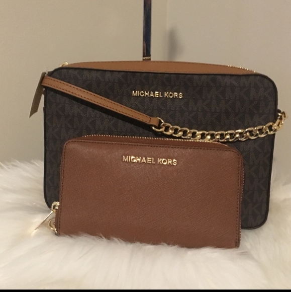 Michael Kors crossbody purse and wallet. Open to offers - Picture 1 of 8
